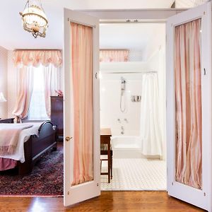 Deluxe Queen Suite